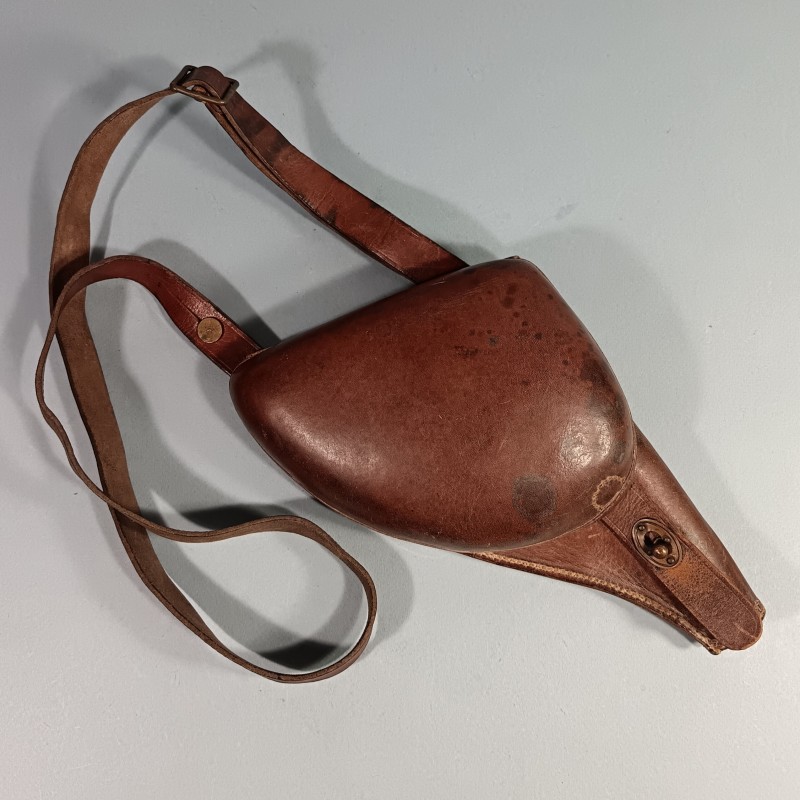 ETUI D'OFFICIER EN CUIR MARRON AVEC SA BRETELLE POUR REVOLVER D'ORDONNANCE ST ETIENNE MODELE 1892 ETUI " JAMBON " DATE 1937